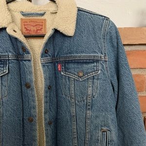 NWOT Levi’s sherpa trucker jacket